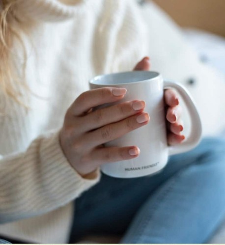 Kubek herbaty ziołowej z konopiami – naturalnie rozgrzewa i koi drogi oddechowe