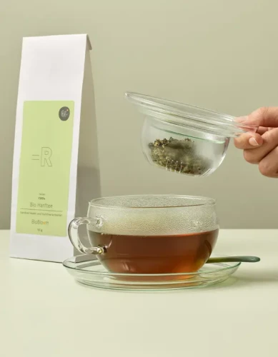 Napar konopny przygotowany w szklance z sitkiem, głęboki aromat sprzyja wyciszeniu i spokojnemu snu