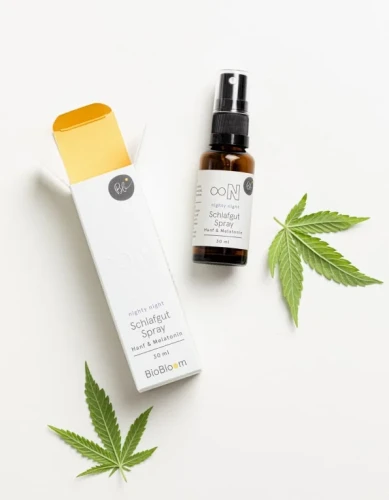 BioBloom Schlafgut Spray – naturalny suplement z konopi i melatoniną wspierający zdrowy sen.