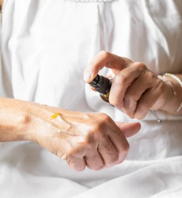 Naturalny Olejek konopny BioBloom CBD boost nakładany na dłoń, efekt anti-age