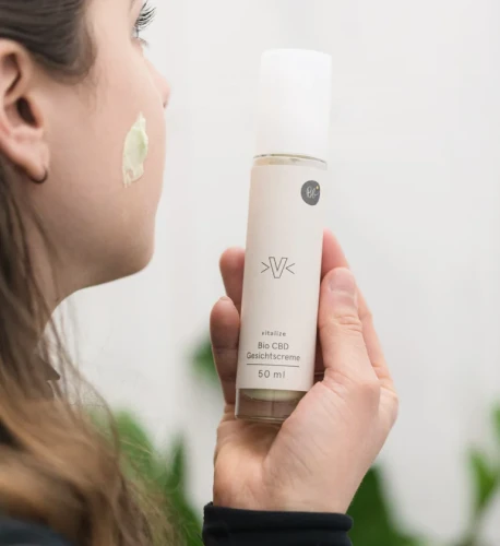 Naturalny krem konopny  CBD  – aplikacja na policzek, odżywienie i regeneracja cery wrażliwej.